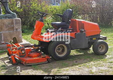 Fahren Sie mit dem Rasenmäher im Park Stockfoto