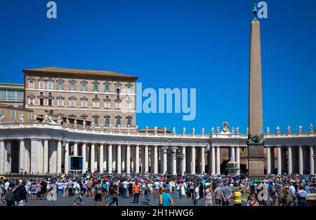 Rom, VATIKAN - 19. AUGUST 2018: Papst Franziskus am Sonntag beim Angelusgebet auf dem Petersplatz Stockfoto