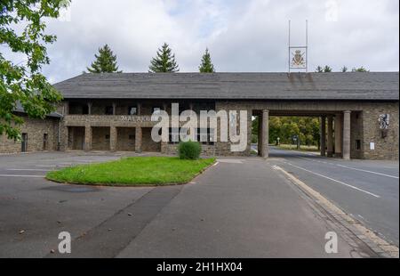 Alte Kaserne namens Vogelsang in der Eifel im Herbst Stockfoto