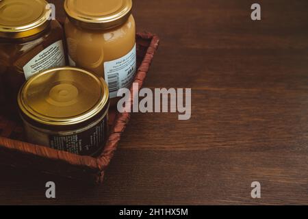 Geschenkkorb mit Gourmet-Produkten, Gläsern und Konserven lokaler Produkte. Landwirtschaftliche Produkte Stockfoto