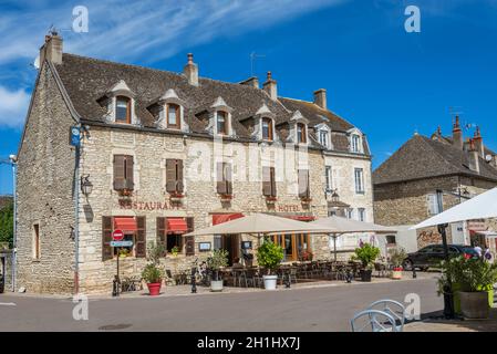 MEURSAULT, BURGUND, FRANKREICH - 9. JULI 2020: Mittelalterliches Haus in Meursault, Burgund, Frankreich Stockfoto