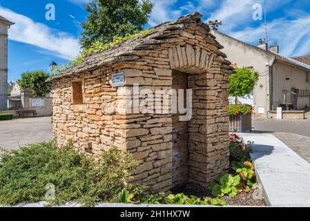 MEURSAULT, BURGUND, FRANKREICH - 9. JULI 2020: Wein Cabana in Meursault, Burgund, Frankreich Stockfoto