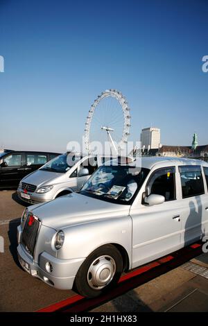 LONDON - November 13, 2011 : EINE TX4 Hackney Carriage, auch London Taxi oder Black Cab genannt, an der Westminster Bridge. TX4 wird von der London Ta hergestellt Stockfoto