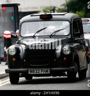 London, Großbritannien - 14. Juni 2012: TX4, London Taxi, auch hackney Carriage genannt, schwarzes Taxi. Traditionell Taxis sind alle schwarz in London, aber jetzt produzieren Stockfoto