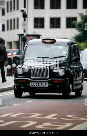 London, Großbritannien - 14. Juni 2012: TX1, London Taxi, auch hackney Carriage genannt, schwarzes Taxi. Traditionell Taxis sind alle schwarz in London, aber jetzt produzieren Stockfoto