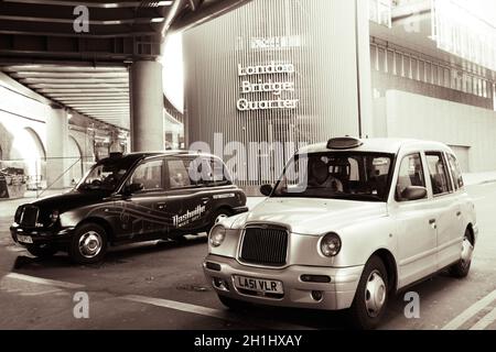 London, Großbritannien - 27. April 2015: TX1 Hackney Carriage, auch London Taxi oder Black Cab genannt, in der Nähe der London Bridge Station, TX1 wird von der Londo hergestellt Stockfoto