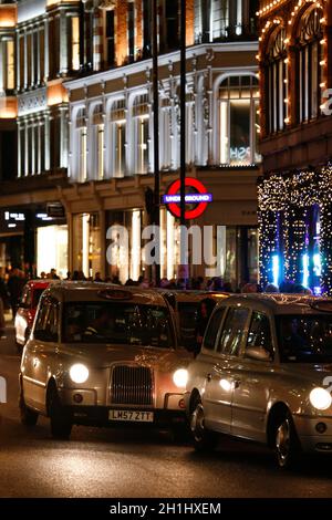 LONDON - DEC 3 : TX4 Hackney Carriage, auch London Taxi oder Black Cab genannt, Weihnachtsdekoration im Hintergrund am 3. Dec 2013 in London, UK. TX4 Stockfoto