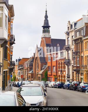 Brüssel traditionelle Architektur Straße. Autos, der durch die Gebäude entlang der Straße geparkt werden. Brüssel, Belgien Stockfoto