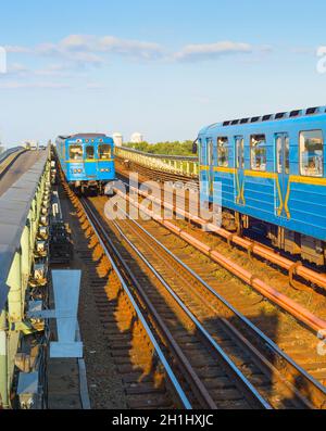 Kiew Metro U-Bahn auf einer Bahn bei Sonnenuntergang Stockfoto