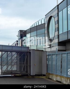 Glas boarding Flur von airpoet Terminal, Flugzeuge im Hintergrund, Dortmund Flughafen, Deutschland Stockfoto