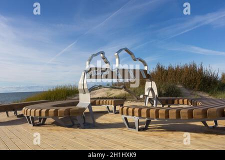 VENTSPILS, LETTLAND - CA. SEPTEMBER 2019: KONTURMARKIERUNG LETTLANDS. Zu Ehren des bedeutenden Jahrestages der Republik Lettland, das Team von SIA B Stockfoto