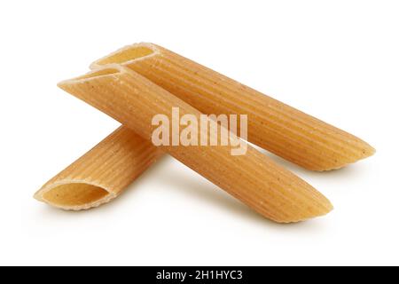 Wolegrain Penne Pasta aus Hartweizen isoliert auf weißem Hintergrund mit Schneideweg und volle Schärfentiefe. Stockfoto