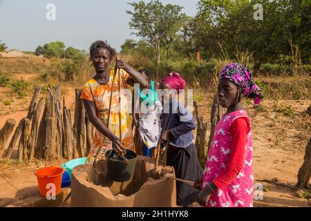 Bissau, Republik Guinea-Bissau - 6. Februar 2018: Frauen und Kinder am Brunnen für Wasser, in der Stadt Bissau, Guinea-Bissau Stockfoto