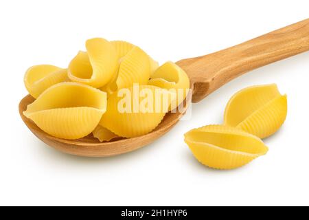 Ungekochte getrocknete Conchiglie in Holzlöffel. Rohe Bio-Muschelpasta isoliert auf weißem Bachboden mit Abschneideweg und voller Schärfentiefe Stockfoto
