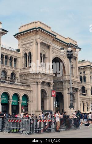 Mailand, Italien - 15. Juni 2019: Menschen warten auf dem Duomo Platz in Mailand in U-Bahn-Station öffentlichen Verkehrsmitteln im Sommer eingeben. Stockfoto