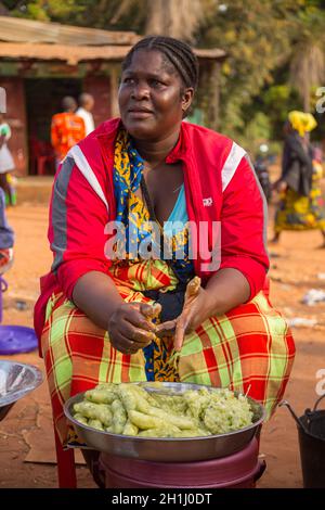 Bissau, Republik Guinea-Bissau - 6. Februar 2018: Porträt einer Frau auf dem Markt in der Stadt Bissau, Guinea-Bissau Stockfoto