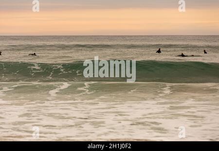 LA VEGA, Asturien, Spanien. 31. Mai, 2017: Surfer am Strand von La Vega, in der Dämmerung, in der Nähe von Llanes, Asturien, Spanien Stockfoto