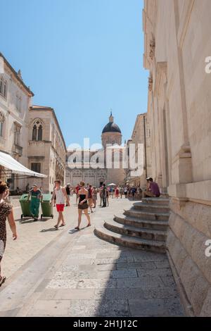 DUBROVNIK, KROATIEN - Aug 3, 2016: Unbekannter Touristen in der Altstadt von Dubrovnik, Kroatien. Dubrovnik ist ein UNESCO Weltkulturerbe Stockfoto