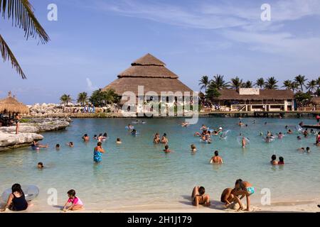 XCARET, MEXIKO - 12. AUGUST: Menschen am Strand im Xcaret Park am 12. August 2010 in Xcaret, Yucatan, Mexiko Stockfoto