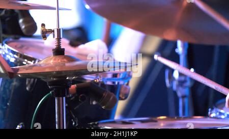 Der Schlagzeugstab traf auf das Crash-Becken in der Low-Taste. Drummer trifft die Becken. Stockfoto