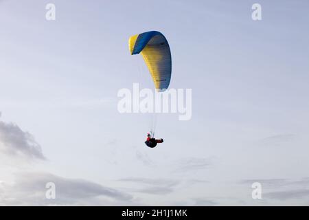 CALDELAS, PORTUGAL - DEZEMBER 17: Paragliding Cross-Country Portugiesische Liga, im Norden Portugals, 17. Dezember 2011, Caldelas, Portugal. Stockfoto