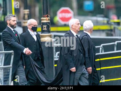 London, Großbritannien. Oktober 2021. Prozession von den Houses of Parliament zur St. Margret's Church Westminster für einen Gedenkdienst an den ermordeten Abgeordneten Sir David Amiss. Sir Lindsay Hoyle, Sprecher des House of Commons, Quelle: Ian Davidson/Alamy Live News Stockfoto