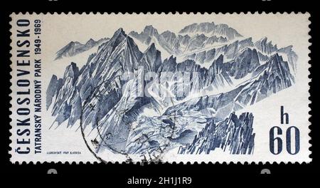 Stempel in der Tschechoslowakei gedruckt, zeigt Panorama der Lomnicka Bergen im kleinen Tal, ca. 1969. Stockfoto