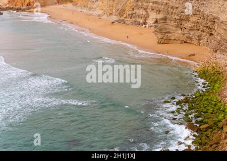 SAGRES, PORTUGAL - 25. August 2016: Menschen am Strand von Sagres. Dieser Strand ist ein Teil des berühmten touristischen Region der Algarve. Stockfoto