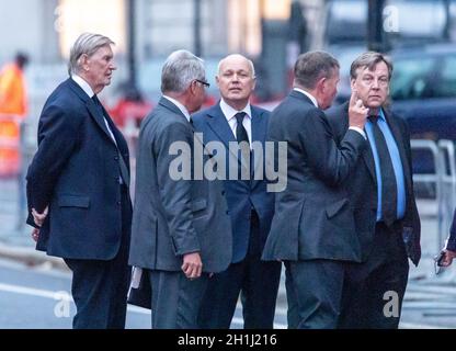 London, Großbritannien. Oktober 2021. Prozession vom Parlamentsgebäude zur St. Margret's Church Westminster für einen Gedenkdienst an den ermordeten Abgeordneten Sir David Amiss, Ian Duncan-smith, (Mitte) ehemaliger Vorsitzender der konservativen Partei, Credit: Ian Davidson/Alamy Live News Stockfoto