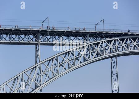 PORTO, PORTUGAL - APRIL 17: Dom Luis Brücke, Ponte Luis i. in Porto, Portugal am 17. April 2017. Stockfoto