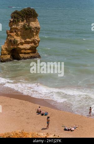 LAGOS, PORTUGAL - 23. April 2017: Menschen auf den berühmten Strand von Praia Dona Ana an Lagos, Algarve, Portugal Stockfoto