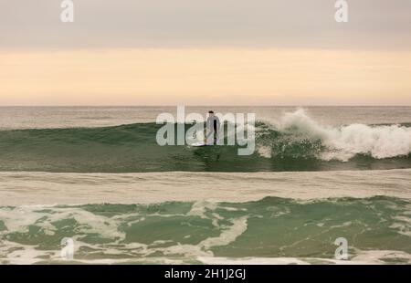 LA VEGA, Asturien, Spanien. 31. Mai, 2017: Surfer am Strand von La Vega, in der Dämmerung, in der Nähe von Llanes, Asturien, Spanien Stockfoto