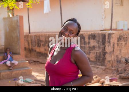 Bissau, Republik Guinea-Bissau - 6. Februar 2018: Porträt einer glücklichen Frau in der Stadt Bissau, Guinea-Bissau Stockfoto