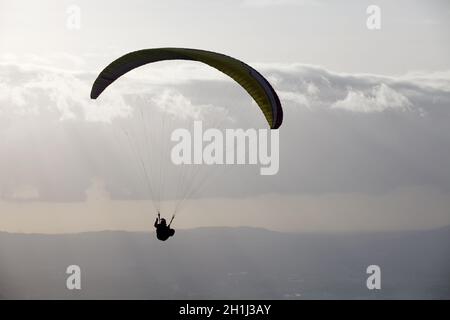 CALDELAS, PORTUGAL - DEZEMBER 17: Paragliding Cross-Country Portugiesische Liga, im Norden Portugals, 17. Dezember 2011, Caldelas, Portugal. Stockfoto