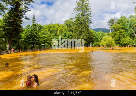 Furnas, Azoren, Portugal - 16. August 2020: Schwimmen in einem Mineralbad im botanischen Garten Terra Nostra in Furnas, Sao Miguel isran Stockfoto