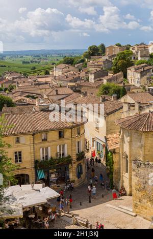 Saint Emilion, Frankreich - 11 August, 2019: die Menschen genießen den Blick auf das Zentrum der alten mittelalterlichen Stadt Saint Emilion, in Aquitanien, Frankreich Stockfoto