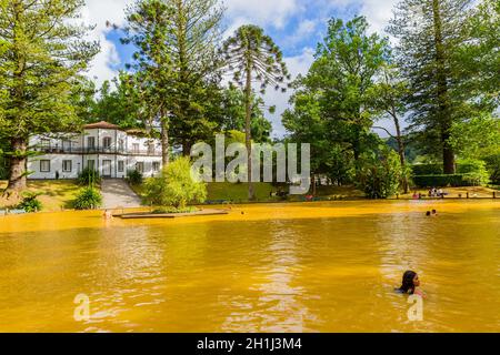 Furnas, Azoren, Portugal - 16. August 2020: Schwimmen in einem Mineralbad im botanischen Garten Terra Nostra in Furnas, Sao Miguel isran Stockfoto