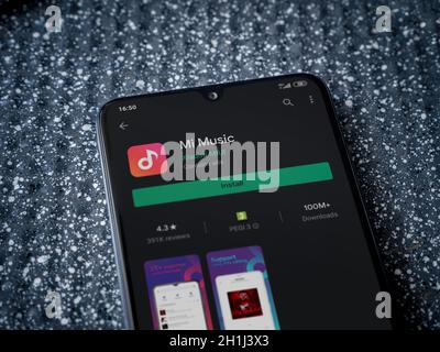 LOD, Israel - 8. Juli 2020: Mi Music App Play Store Seite auf dem Display eines schwarzen Smartphone auf einem metallischen Hintergrund. Nahaufnahme von oben flach Stockfoto