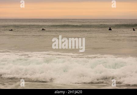 LA VEGA, Asturien, Spanien. 31. Mai, 2017: Surfer am Strand von La Vega, in der Dämmerung, in der Nähe von Llanes, Asturien, Spanien Stockfoto