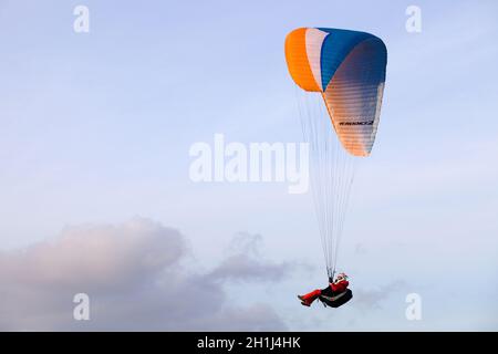 CALDELAS, PORTUGAL - DEZEMBER 17: Paragliding Cross-Country Portugiesische Liga, im Norden Portugals, 17. Dezember 2011, Caldelas, Portugal. Stockfoto