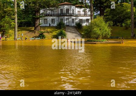 Furnas, Azoren, Portugal - 16. August 2020: Schwimmen in einem Mineralbad im botanischen Garten Terra Nostra in Furnas, Sao Miguel isran Stockfoto