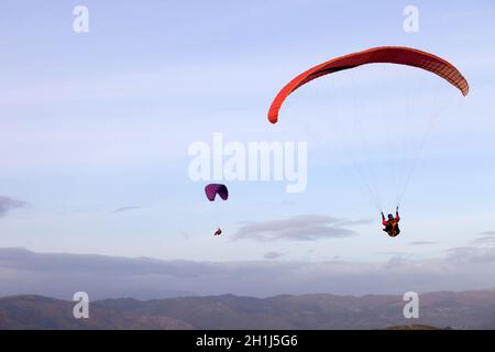 CALDELAS, PORTUGAL - DEZEMBER 17: Paragliding Cross-Country Portugiesische Liga, im Norden Portugals, 17. Dezember 2011, Caldelas, Portugal. Stockfoto