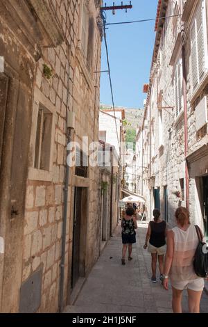 DUBROVNIK, KROATIEN - Aug 3, 2016: Unbekannter Touristen in der Altstadt von Dubrovnik, Kroatien. Dubrovnik ist ein UNESCO Weltkulturerbe Stockfoto