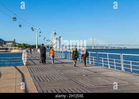 LISSABON, PORTUGAL - 4. OKTOBER 2019: Seilbahnen auf dem Tejo im Parque das Nacoes (Park der Nationen) in Lissabon, Portugal Stockfoto