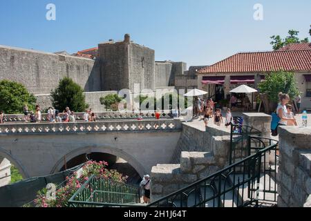 DUBROVNIK, KROATIEN - Aug 3, 2016: Unbekannter Touristen in der Altstadt von Dubrovnik, Kroatien. Dubrovnik ist ein UNESCO Weltkulturerbe Stockfoto