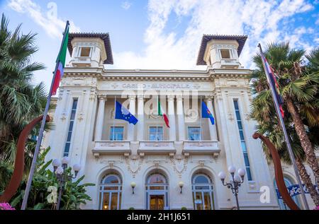 SANREMO, ITALIEN - CA. AUGUST 2020: Blick auf das Casino von Sanremo, eines der wichtigsten Wahrzeichen der Stadt und der Region Ligurien Stockfoto