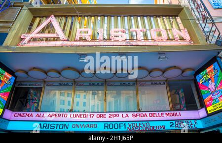 SANREMO, ITALIEN - UM AUGUST 2020: Blick auf das Sanremo Ariston Theater mit Details des Namens. Dies ist der berühmte Song Festival Ort. Stockfoto