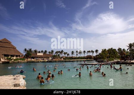 XCARET, MEXIKO - 12. AUGUST: Menschen am Strand im Xcaret Park am 12. August 2010 in Xcaret, Yucatan, Mexiko Stockfoto