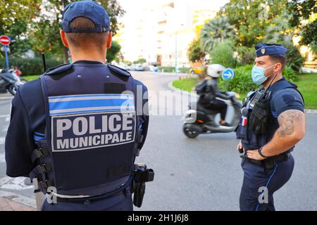 Menton, Frankreich. Oktober 2021. Menton, Frankreich - 18. Oktober 2021: Polizei kontrolliert Verkehrsgeschwindigkeit und Verkehrslärm. Polizei, Municipale, Municipal, Polizei, Kraft, Mandoga Media Deutschland Kredit: dpa/Alamy Live Nachrichten Stockfoto