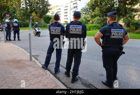 Menton, Frankreich. Oktober 2021. Menton, Frankreich - 18. Oktober 2021: Polizei kontrolliert Verkehrsgeschwindigkeit und Verkehrslärm. Polizei, Municipale, Municipal, Polizei, Kraft, Mandoga Media Deutschland Kredit: dpa/Alamy Live Nachrichten Stockfoto